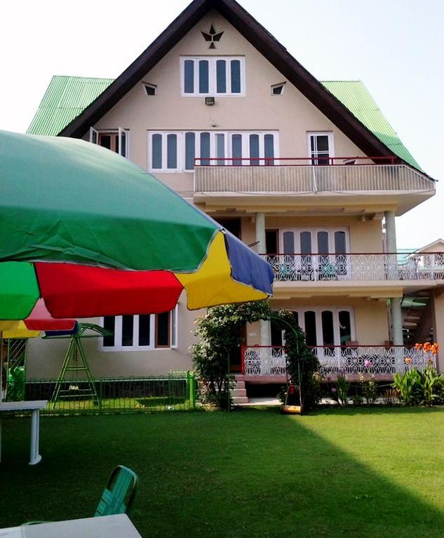 Ikraam Inn Bed & Breakfast Srīnagar Exterior foto
