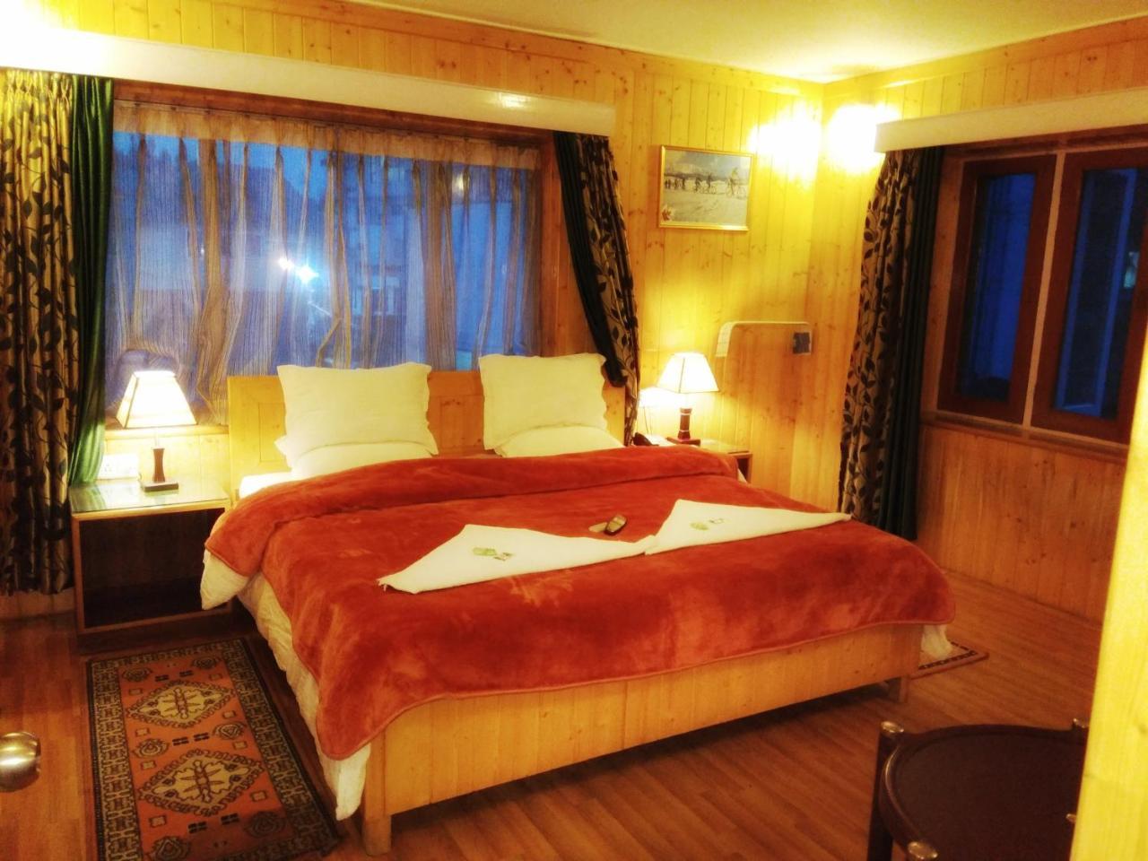 Ikraam Inn Bed & Breakfast Srīnagar Exterior foto